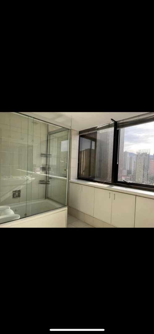 Departamento en AlquilerEdificio Multicentro, Av Arce, Sopocachi  3 dormitorios 3 baños 2 parqueos Foto 2
