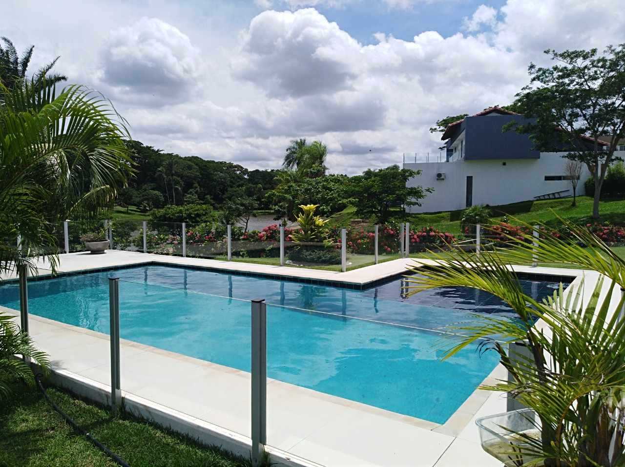 Casa en Urubó en Santa Cruz de la Sierra 4 dormitorios 7 baños 4 parqueos Foto 6