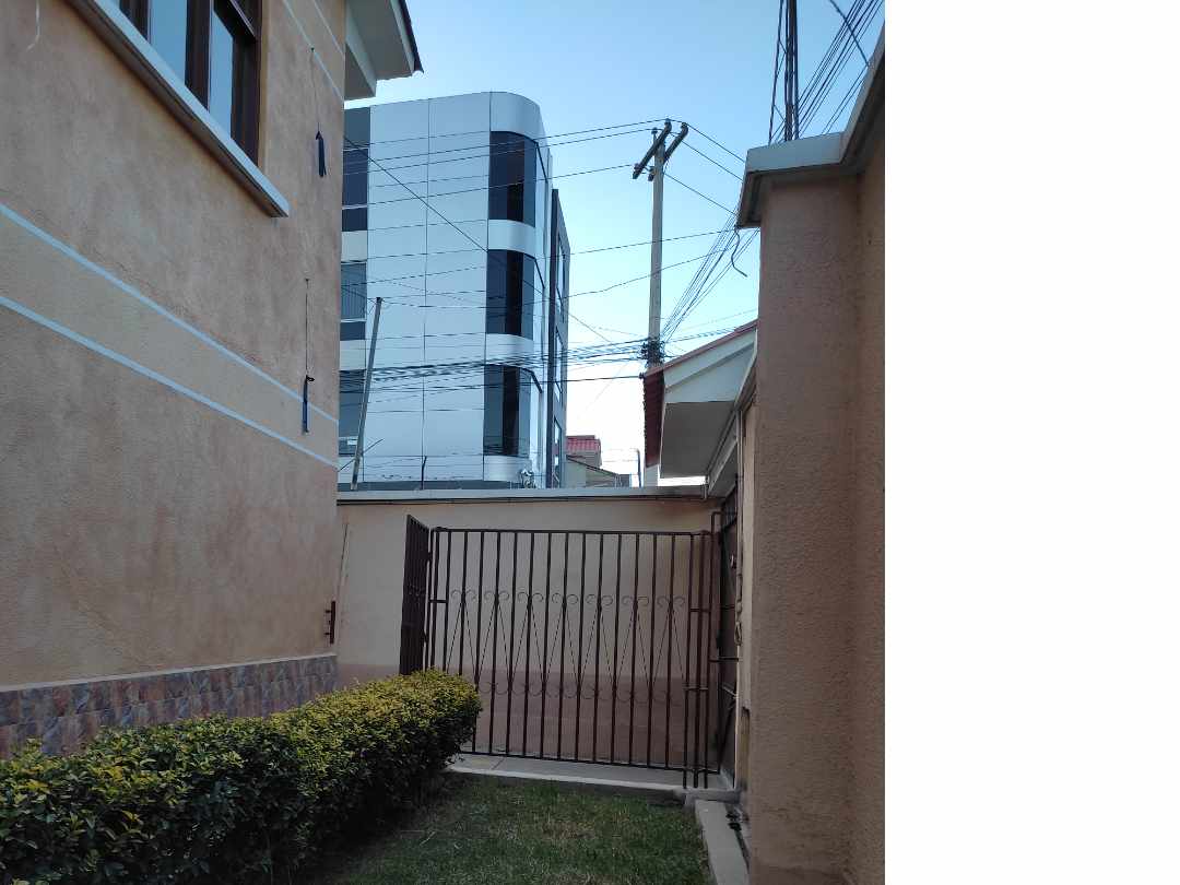 Casa en AlquilerIRPAVI CALLE 7 3 dormitorios 4 baños 3 parqueos Foto 2