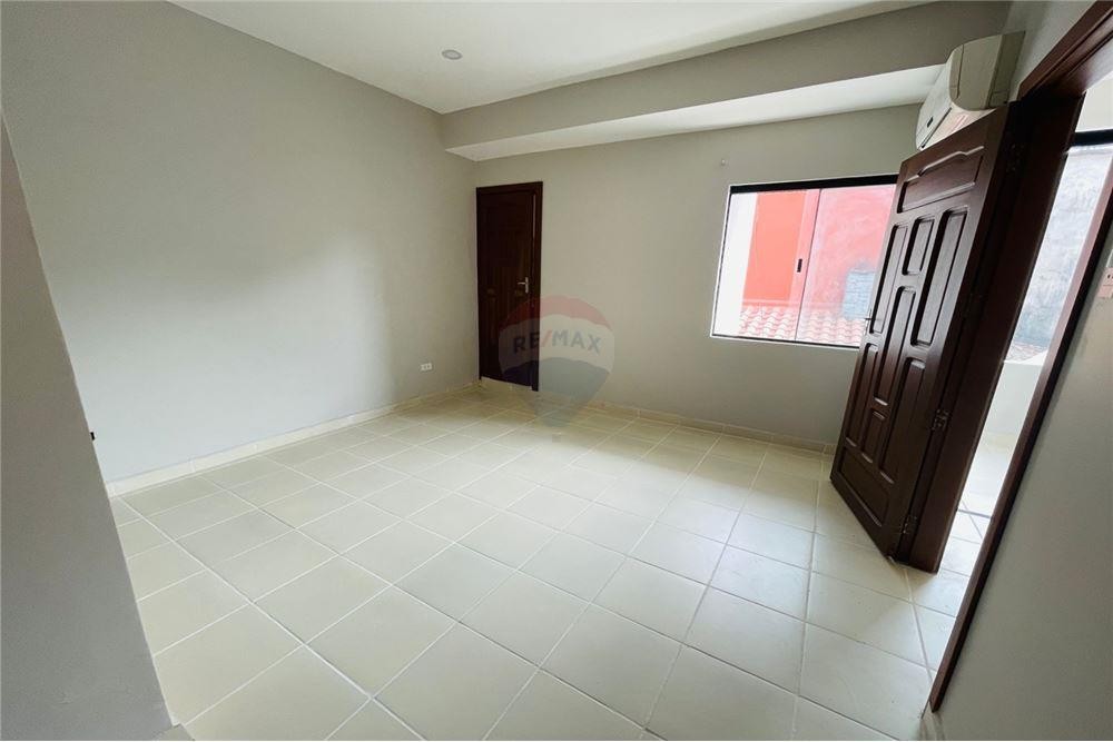 Casa en VentaAv. Ovidio Barbery, casi 3er anillo 3 dormitorios 4 baños 2 parqueos Foto 7