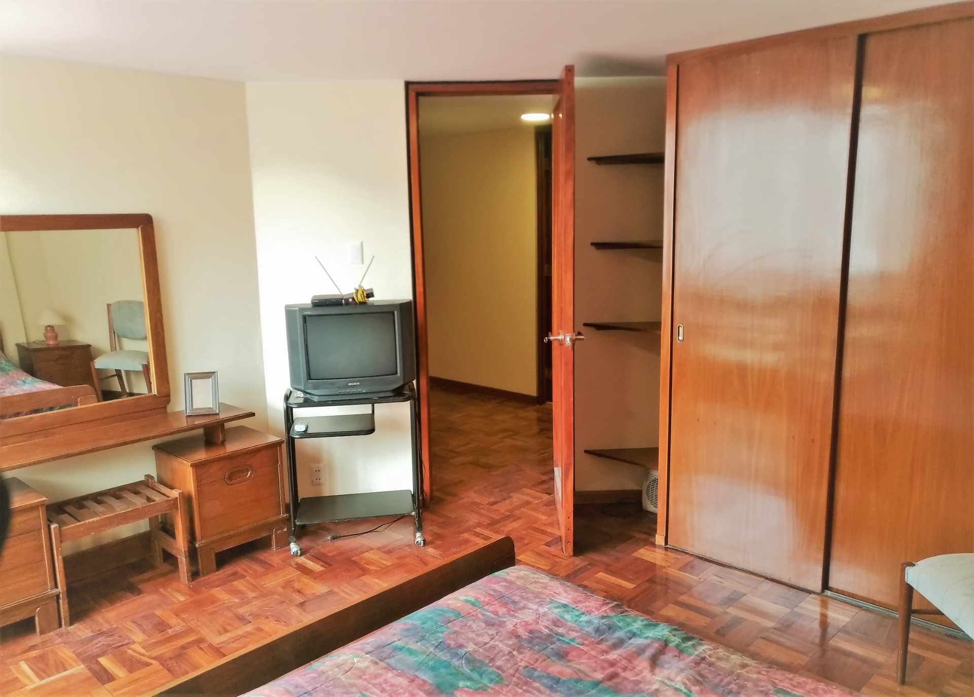 Departamento en AlquilerAv. Arce Edificio Santa Teresa San Jorge (a 1 cuadra de la UMSA) 2 dormitorios 2 baños  Foto 12