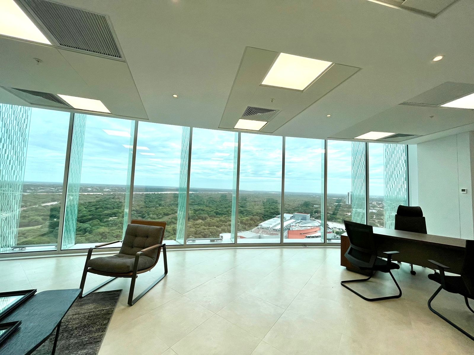 Oficina en Equipetrol en Santa Cruz de la Sierra 1 dormitorios 1 baños  Foto 3