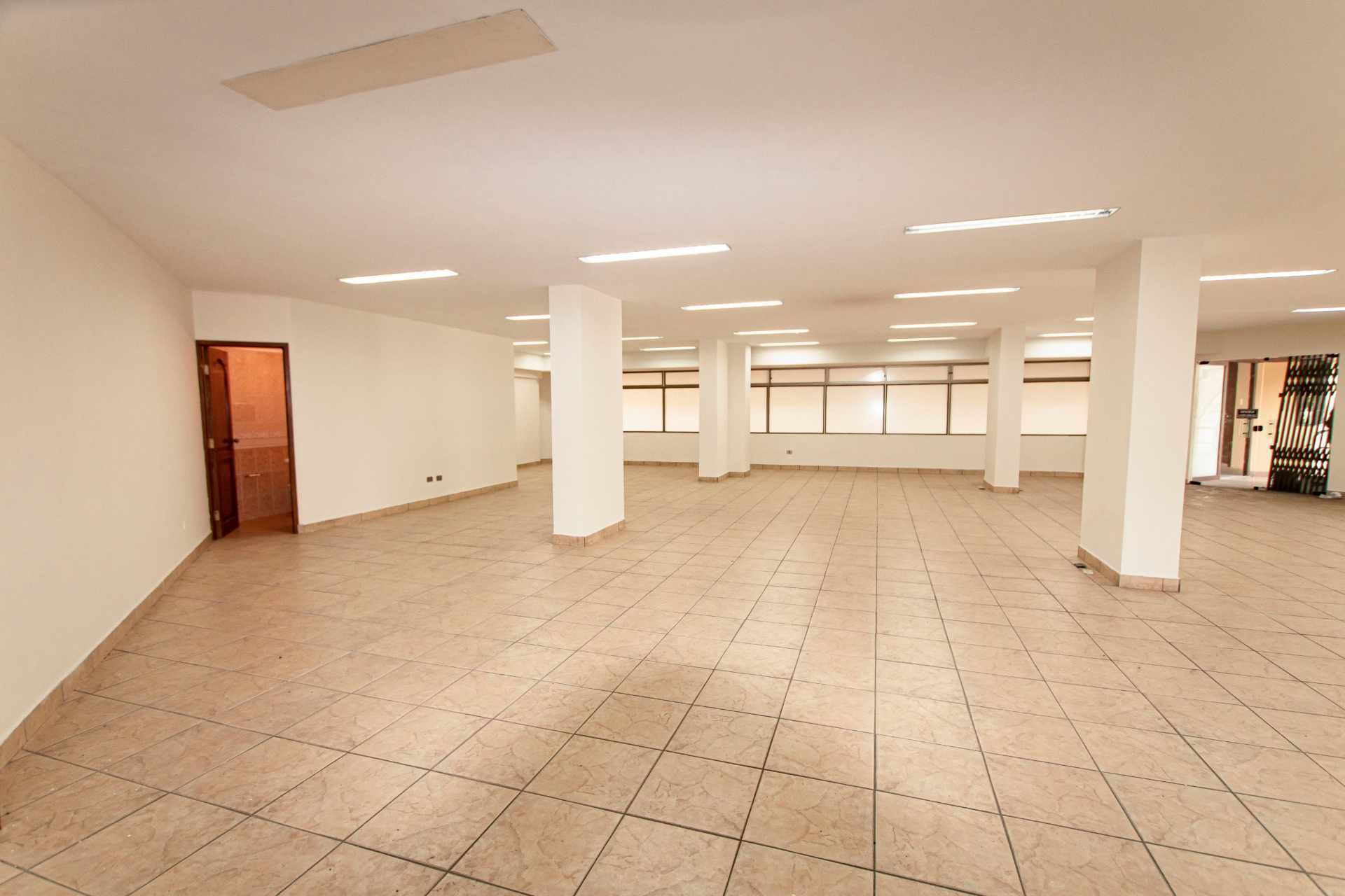 Local comercial en AlquilerAv. Ballivian, Prado - Edif. Torres del Sol - Centro - Cochabamba  2 baños  Foto 11