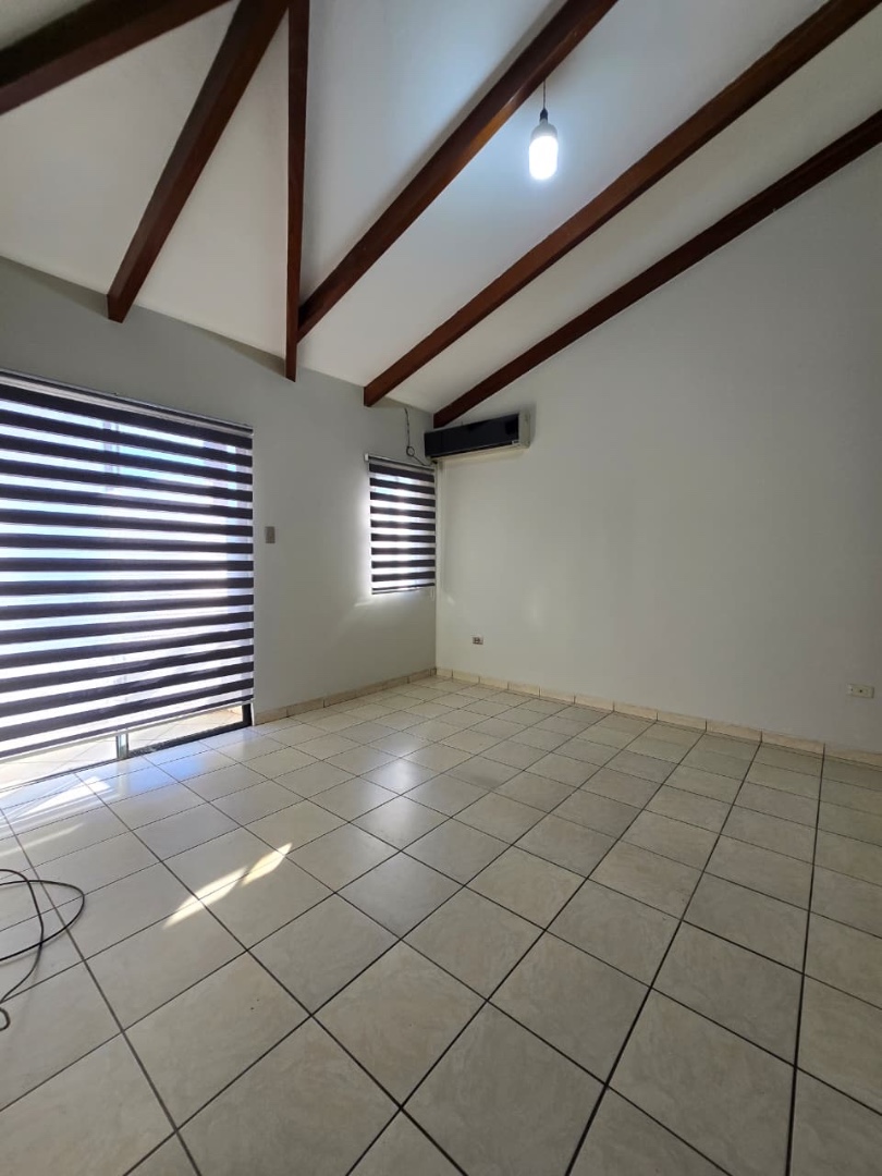 Casa en Entre 4to y 5to anillo Norte en Santa Cruz de la Sierra 4 dormitorios 3 baños 2 parqueos Foto 4