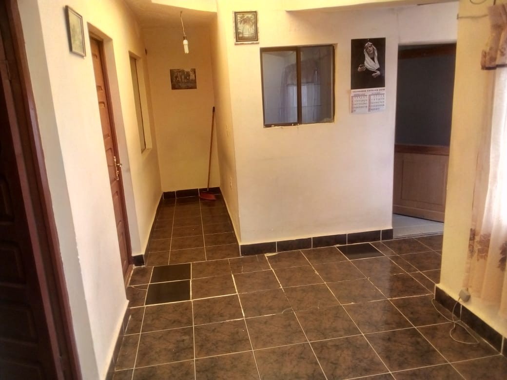 Casa en VentaBuena ubicación, Cerca a Ex Terminal, a Barrio Jardín y a Aldeas Infantiles Sos. Entre Bacovic y Brasil calle g. Foto 9