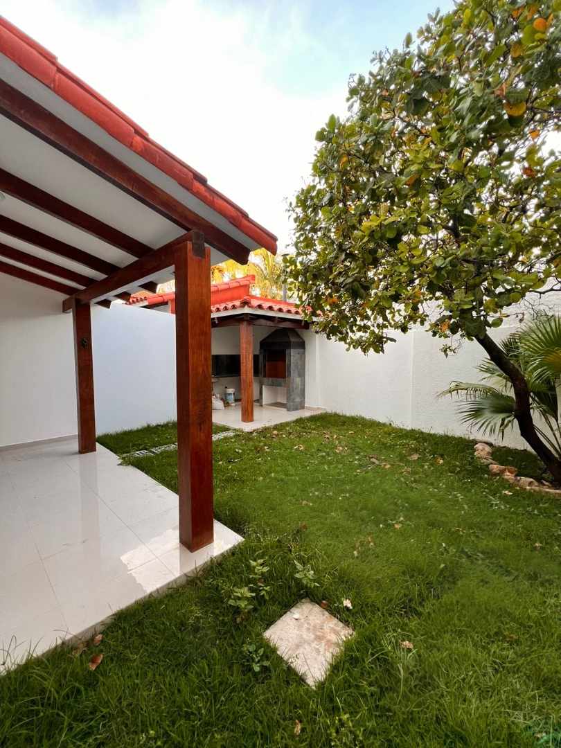 Casa en VentaZONA OESTE
AV. Piraí y Rad. 17½
Casa Independiente  3 dormitorios 3 baños 2 parqueos Foto 6