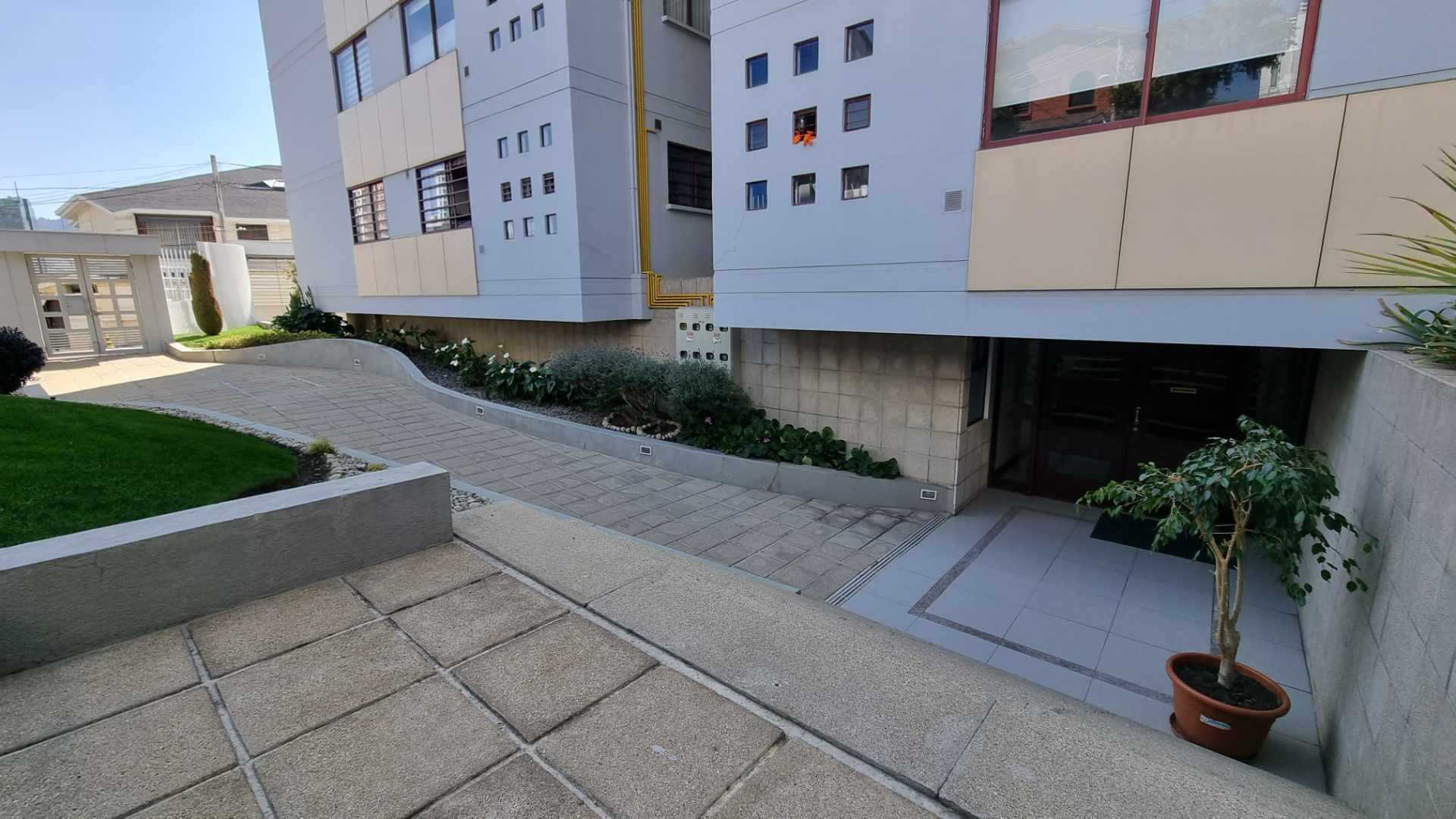 Departamento en AlquilerCalacoto. Av, Fuerza Naval No. 30 esquina 24. B 3 dormitorios 4 baños 2 parqueos Foto 3