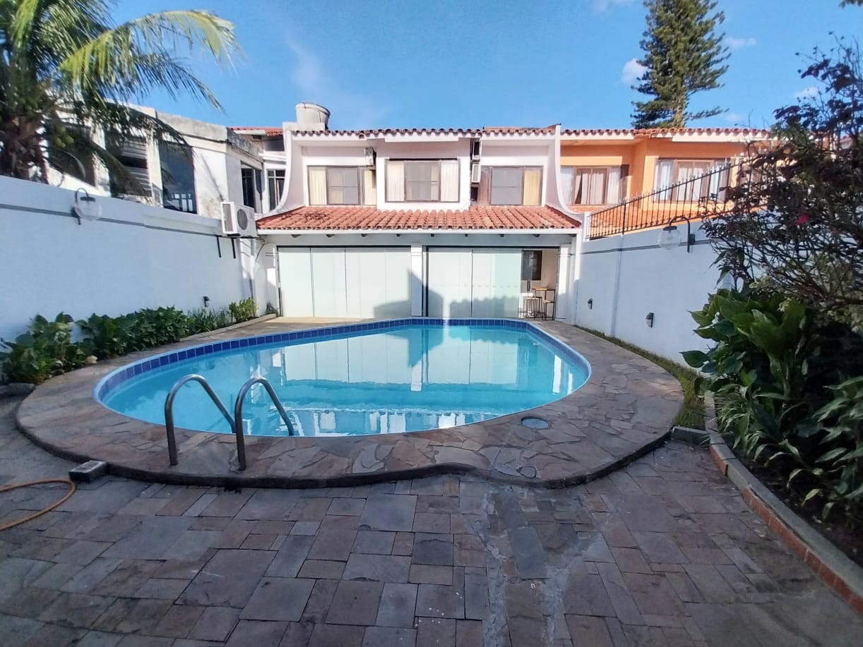 Casa en Alquiler📍 ZONA OESTE, BARRIO URBARÍ 4 dormitorios 4 baños 3 parqueos Foto 1