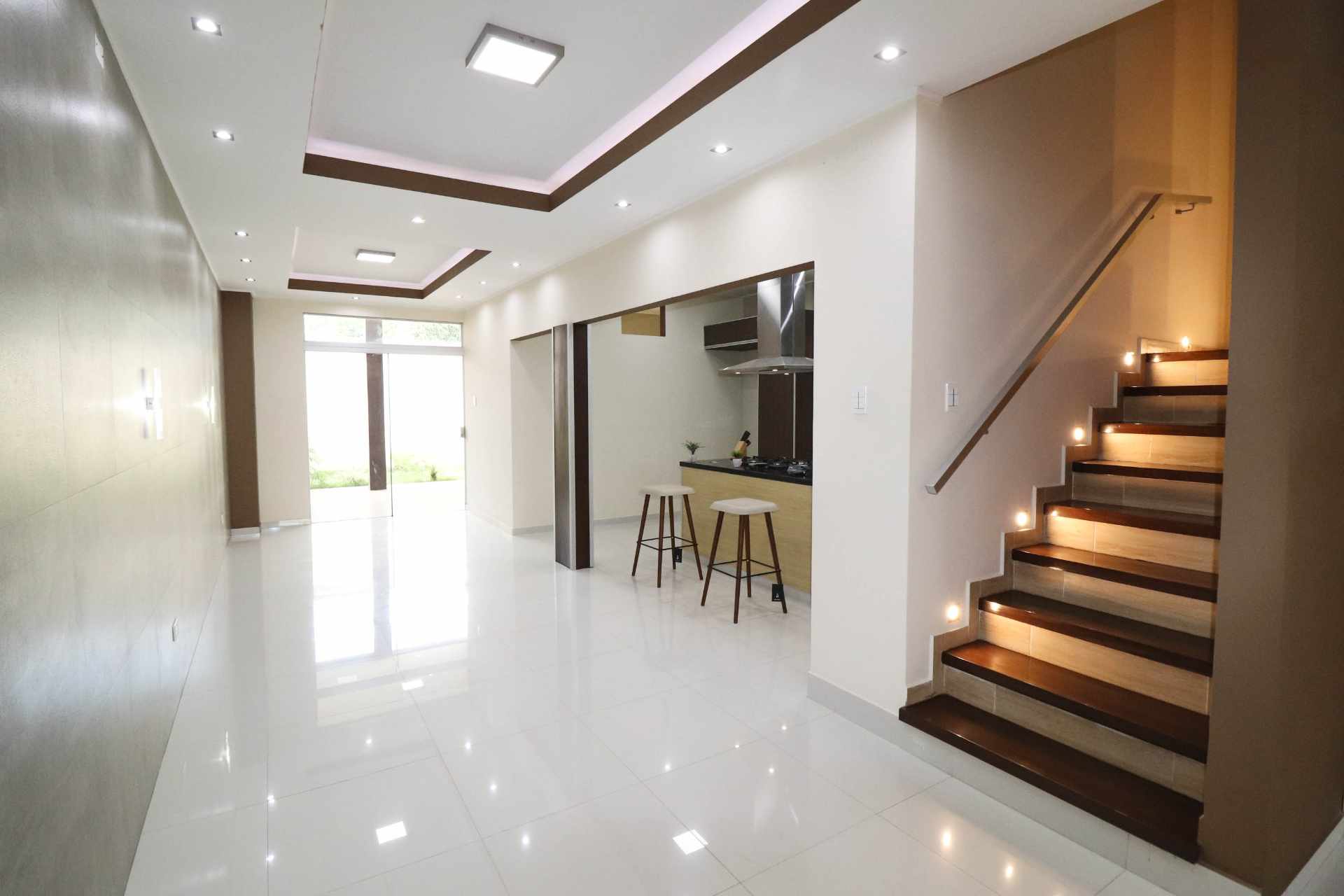 Casa en Entre 7mo y 8vo anillo Sur en Santa Cruz de la Sierra 4 dormitorios 3 baños 2 parqueos Foto 3