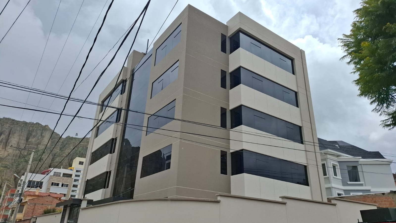 Departamento en VentaCalle 29 de Achumani 
Cerca de la Av. Principal 
 3 dormitorios 3 baños  Foto 1