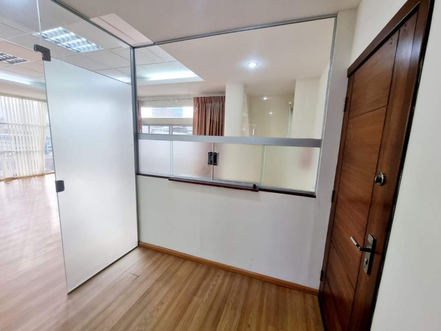 Oficina en Achumani en La Paz 1 dormitorios 2 baños  Foto 13