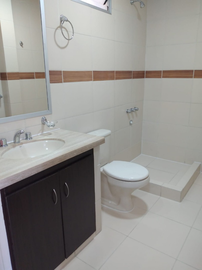 Departamento en VentaEntre Av. Santa Cruz y Gualberto Villaroel. Esquina Oscar Alfaro y Elena Rendon s/n  Foto 6