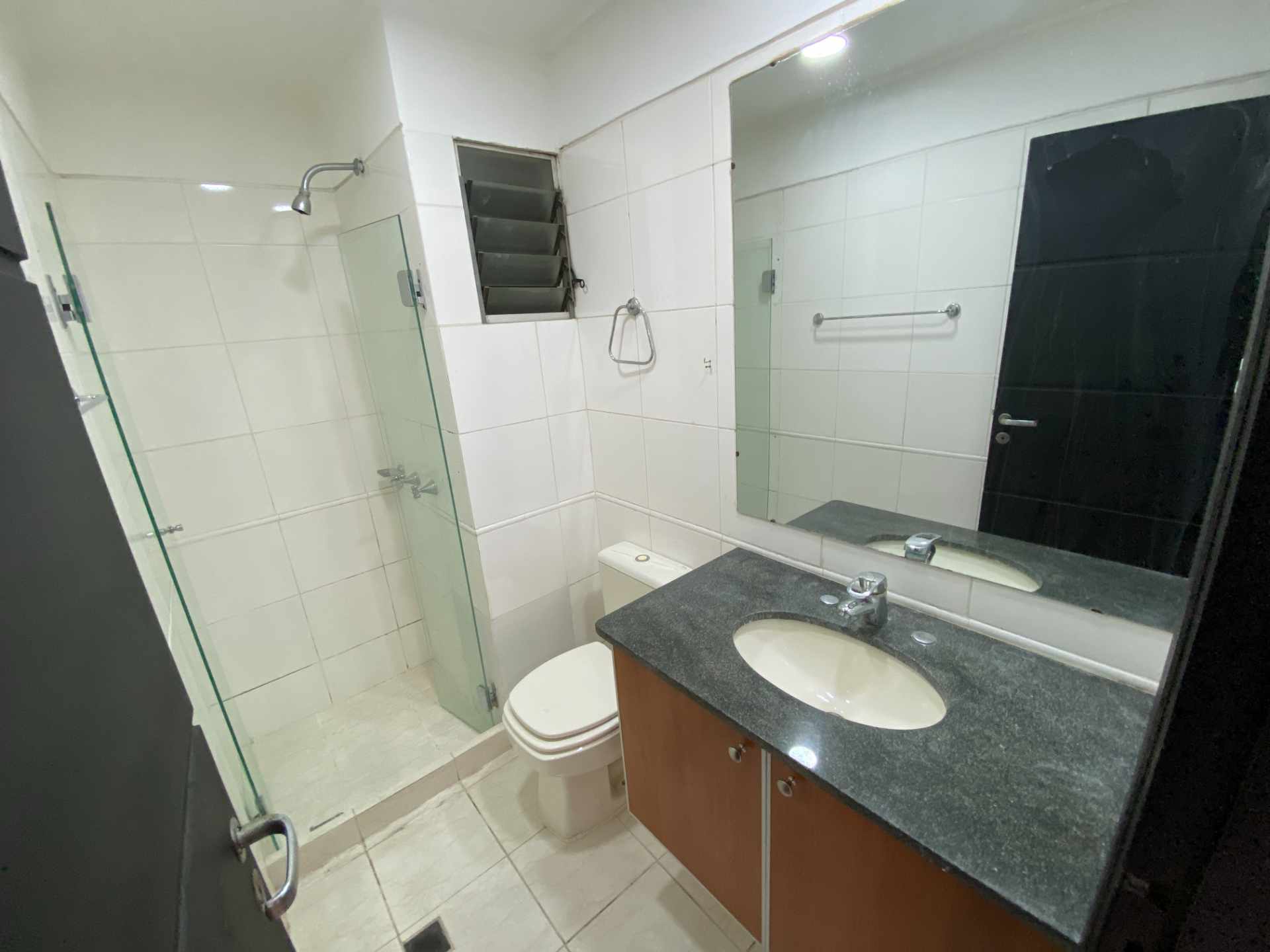 Departamento en AlquilerEdificio San Antonio piso 7. Sobre Av. Banzer casi 3er Anillo.    Foto 17