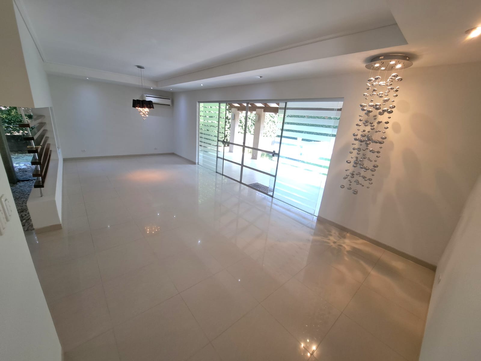 Casa en Urubó en Santa Cruz de la Sierra 4 dormitorios 4 baños 2 parqueos Foto 2