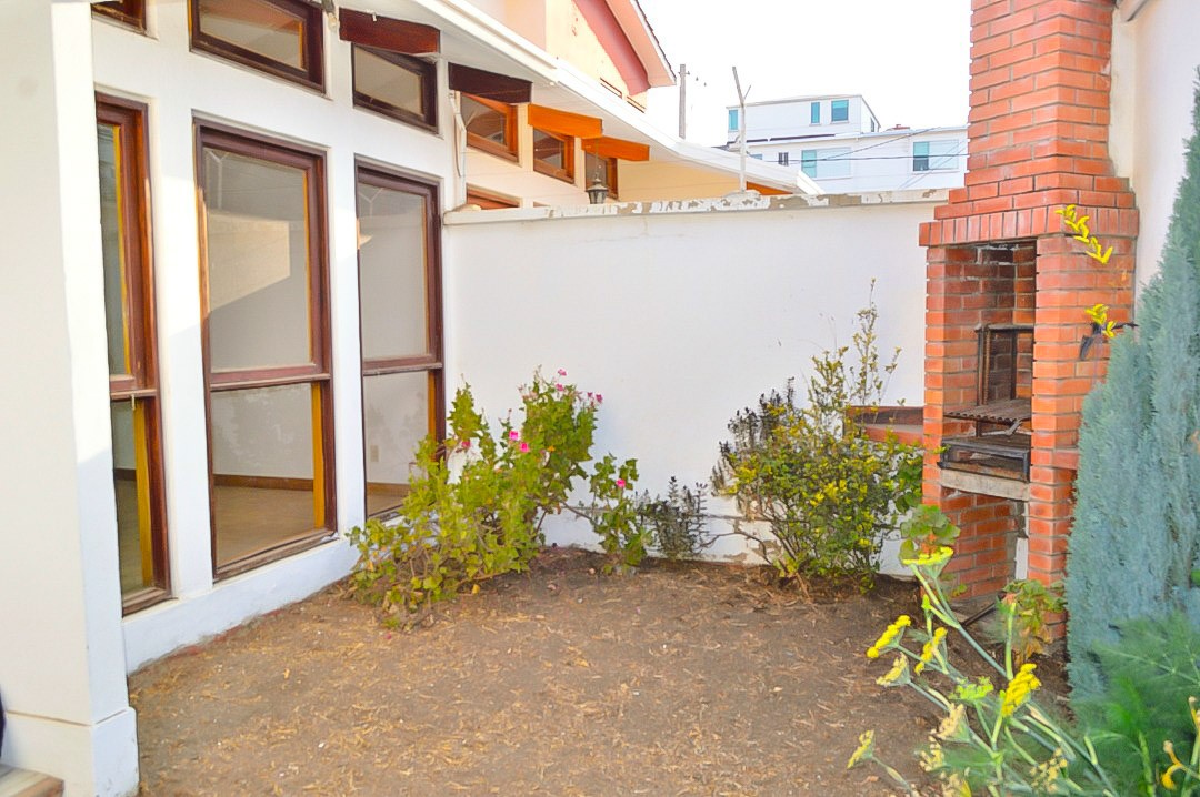 Casa en Venta<b>CASITA COMO TERRENO EN VENTA EN LA BARQUETA DE ACHUMANI</b> 3 dormitorios 3 baños 2 parqueos Foto 6