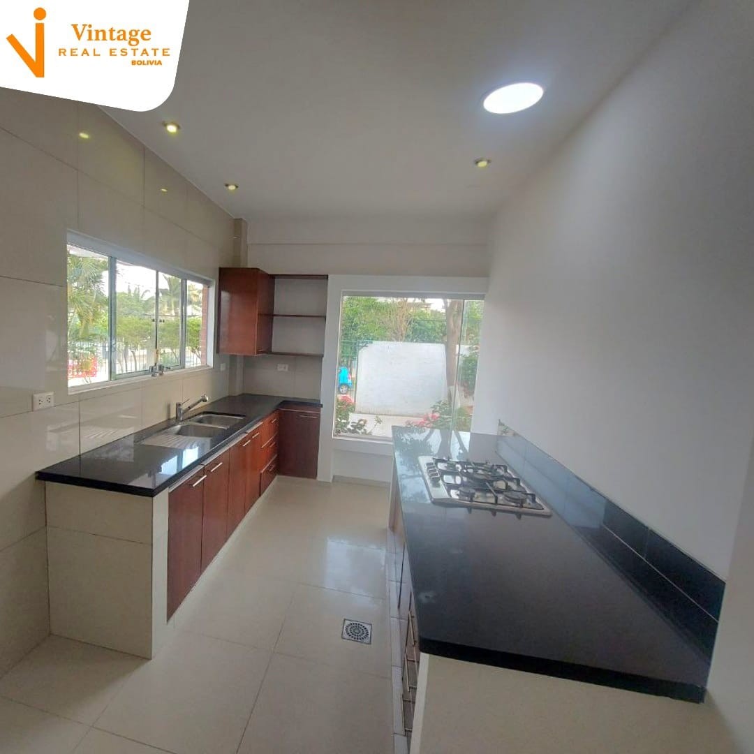 Casa en Urubó en Santa Cruz de la Sierra 6 dormitorios 5 baños 3 parqueos Foto 8