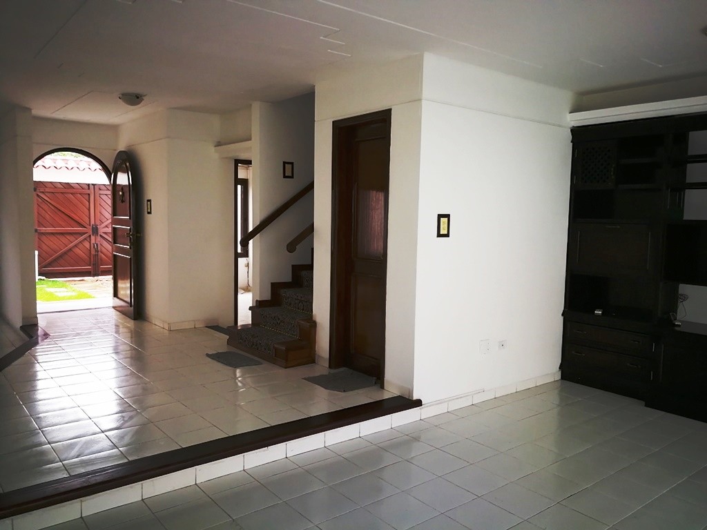 Casa en AlquilerBarrio Urbarí, calle Arumá paralela al segundo anillo. 4 dormitorios 3 baños 2 parqueos Foto 20