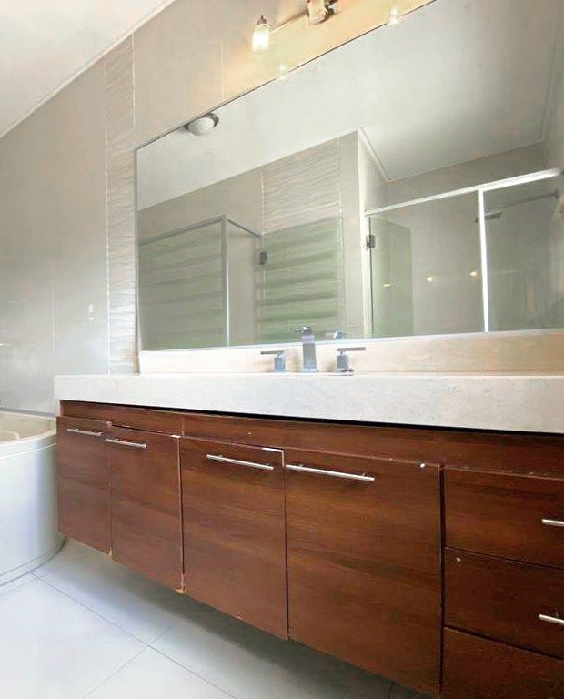 Casa en AnticréticoANTICRETICO
Zona Norte
Av. Alemana 2do y 3er anillo 4 dormitorios 4 baños 4 parqueos Foto 7
