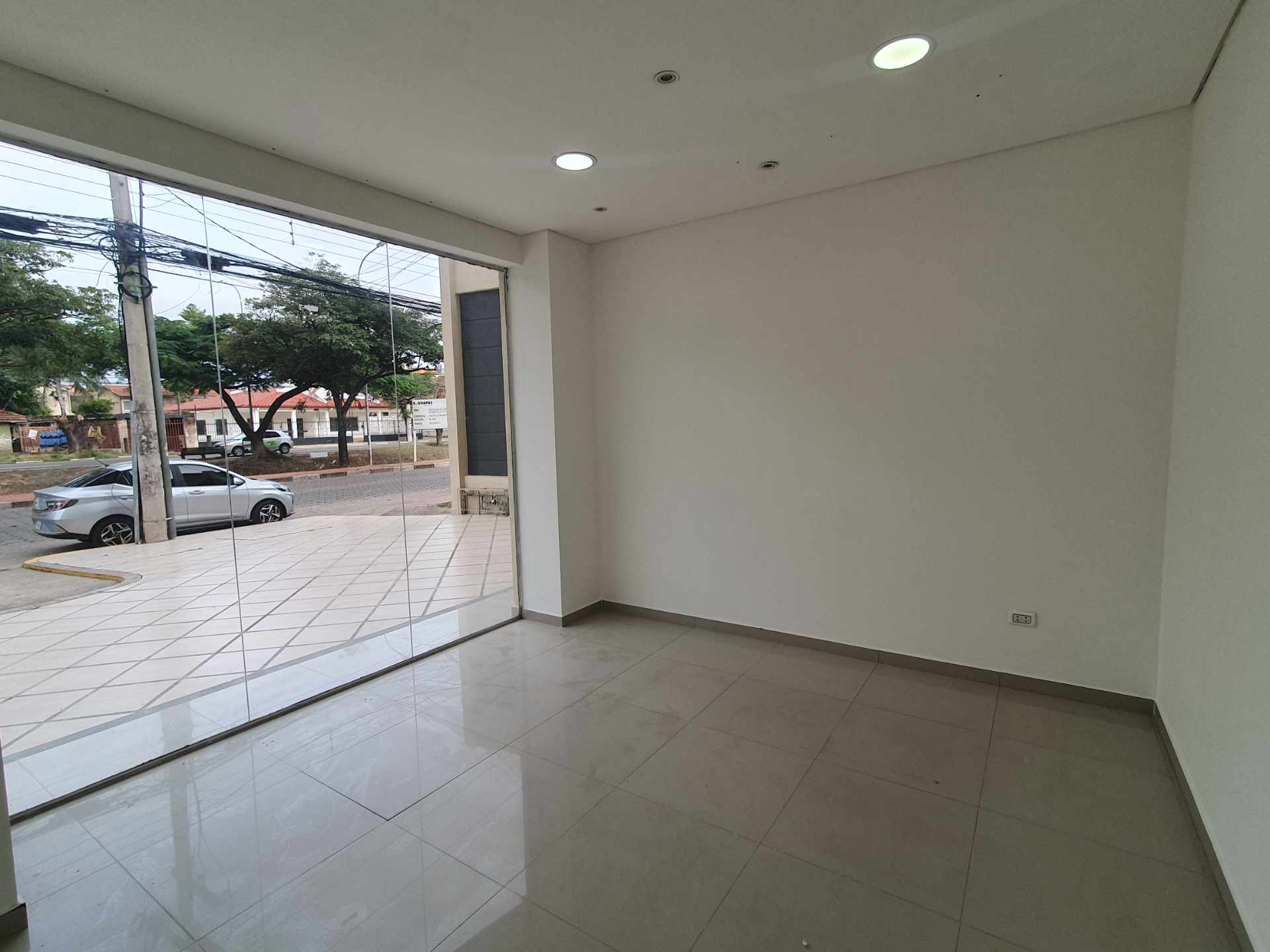 Local comercial en AlquilerSOBRE AVENIDA ALEMANA ALQUILO LOCAL COMERCIAL Foto 7