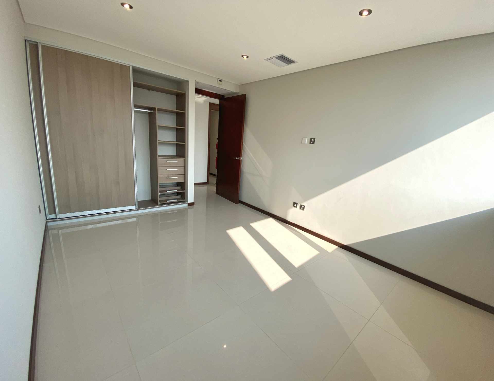 Departamento en Entre 2do y 3er anillo Oeste en Santa Cruz de la Sierra 3 dormitorios 3 baños 1 parqueos Foto 4