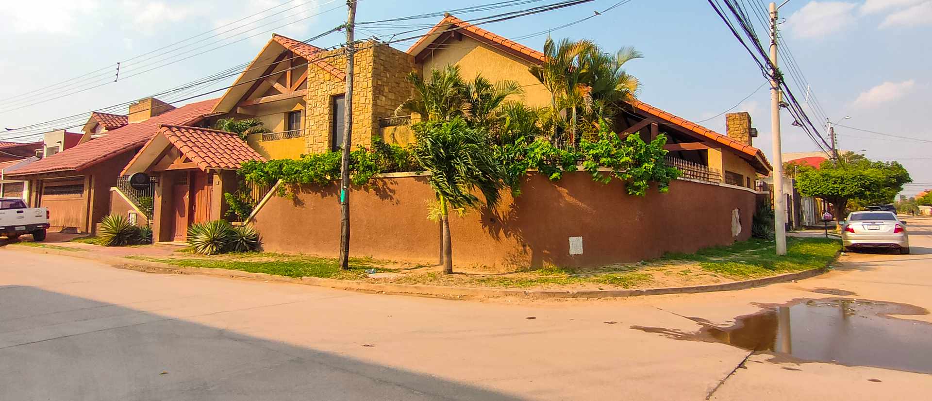 Casa en VentaZona Sur entre 6to y 7mo anillo urbanizacion palma dorada Foto 1