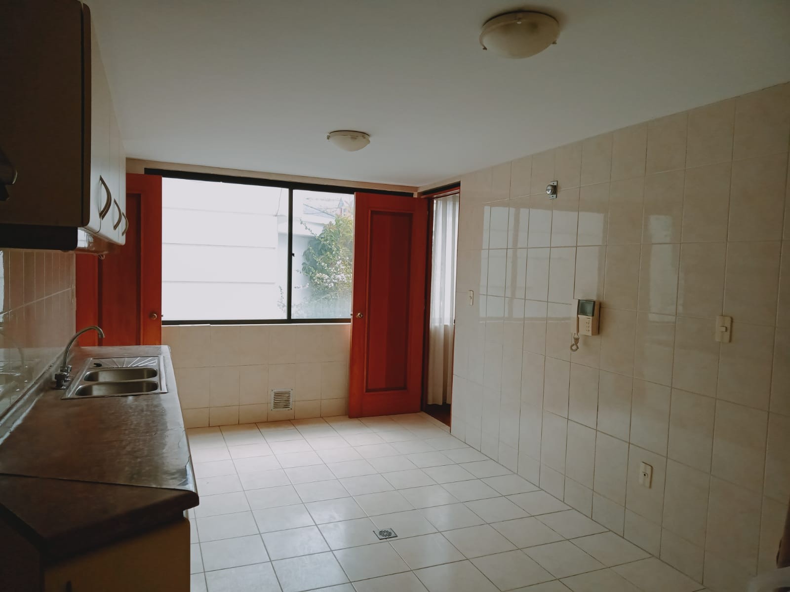 Departamento en AnticréticoANTICRETICO REGISTRABL, ELEGANTE DEPARTAMENTO EN ACHUMANI SECTOR ASILO 3 dormitorios 4 baños 2 parqueos Foto 3