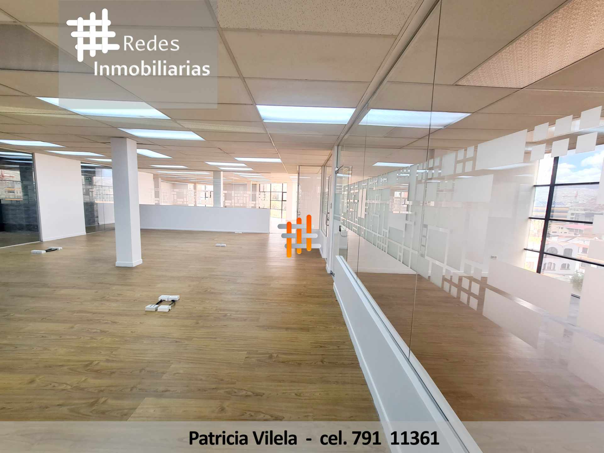 Oficina OFICINA EN VENTA EN CALACOTO EN EDIFICIO EMPRESARIAL - DIVISIONES DE VIDRIO TEMPLADO Foto 12