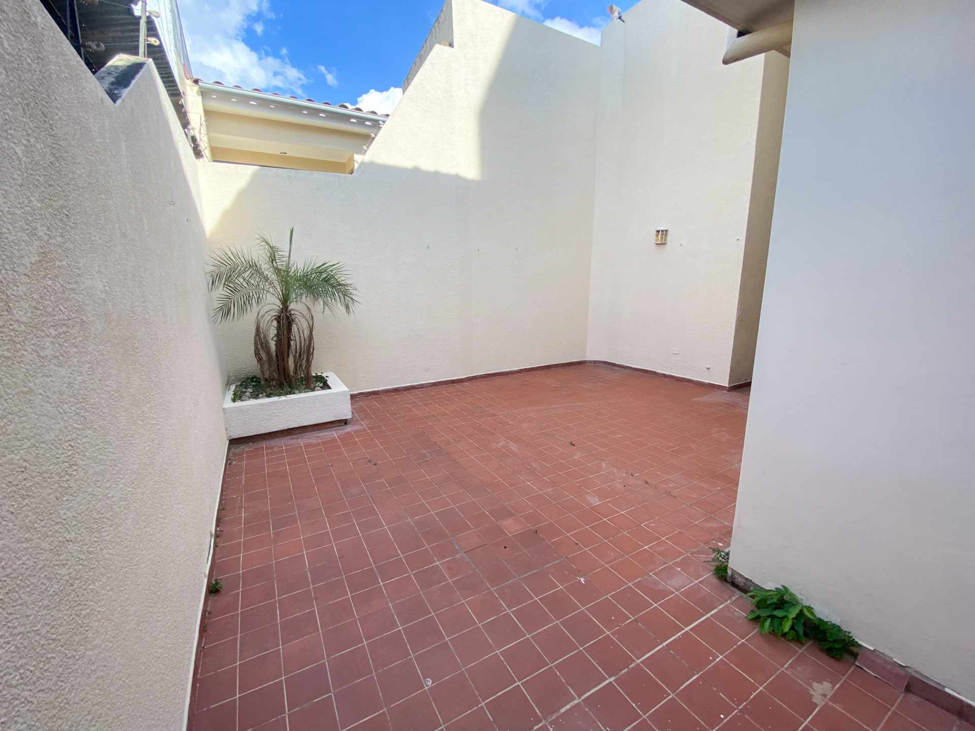 Casa en Venta𝗭𝗼𝗻𝗮 𝗢𝗲𝘀𝘁𝗲: Av. Busch entre 2do y 3er anillo, C/8 Oeste
 Foto 2