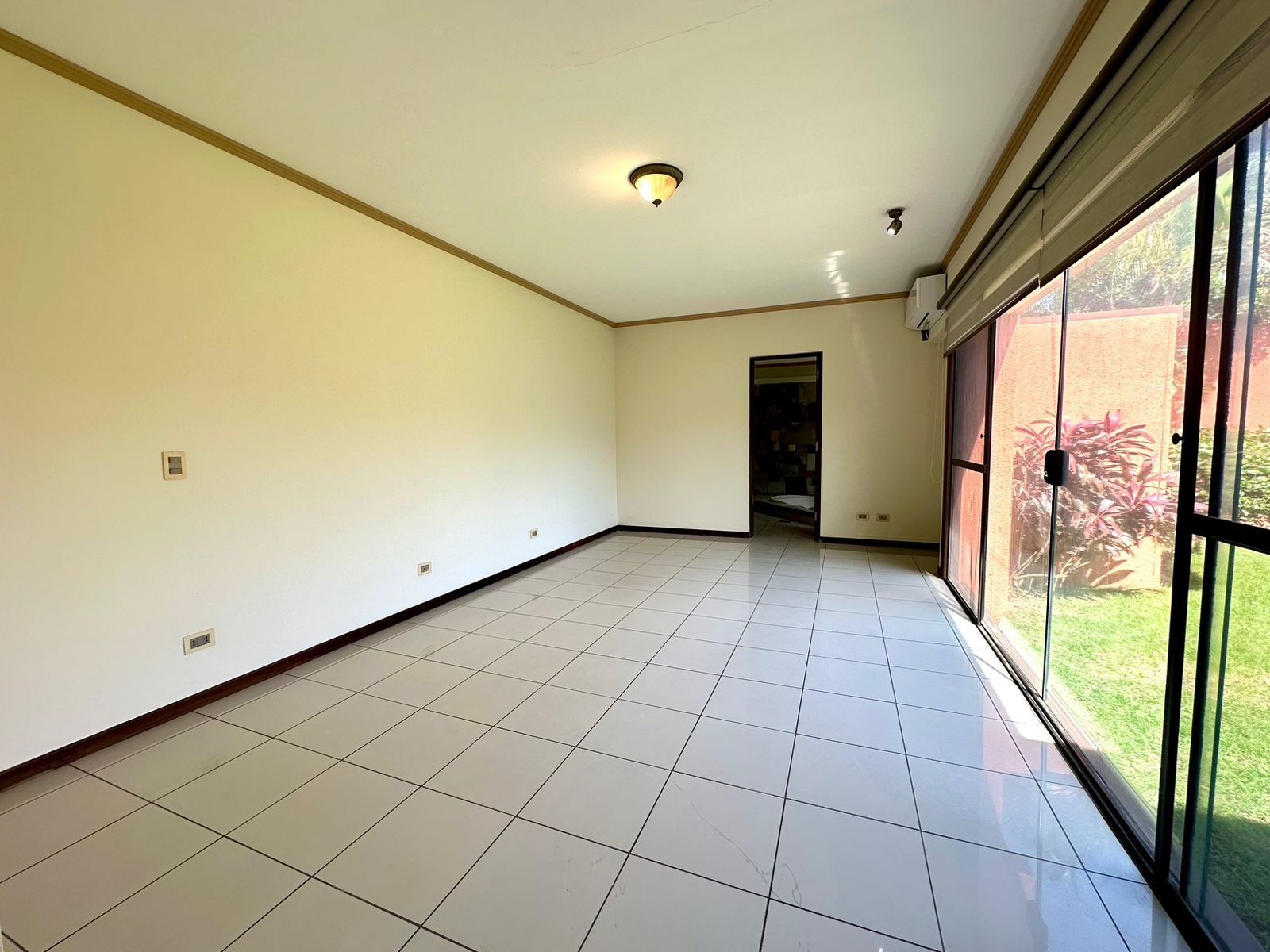 Casa en AlquilerCONDOMINIO LA HACIENDA II ALQUILO CASA 4 dormitorios 5 baños 4 parqueos Foto 4