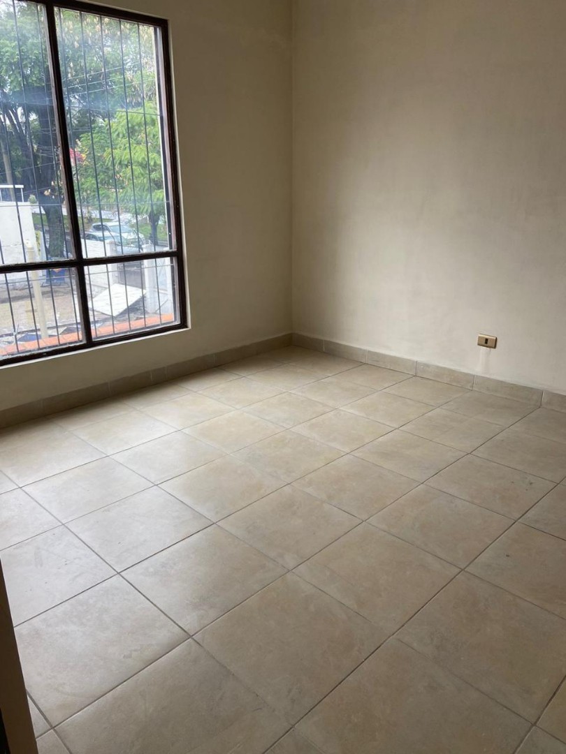 Casa en AlquilerCASA EN ALQUILER BS. 7600.- IDEAL PARA OFICINAS/ EMPRESA INM. AV. UYUNI ZONA MUYURINA 5 dormitorios 3 baños 4 parqueos Foto 3