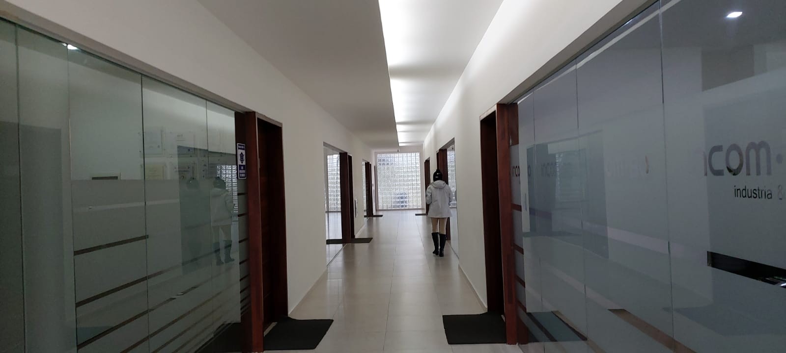 Oficina en AlquilerEDIFICIO SPAZIO, se encuentra en la zona Norte, por  la Av. Beni entre el 2do y 3er. anillo. 5 dormitorios 2 baños  Foto 4