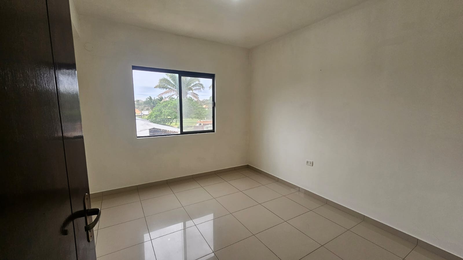 Casa en AlquilerEn el Urubo alquilo hermosa casa de 2 pisos de 3 dormitorios  3 dormitorios 4 baños 2 parqueos Foto 8