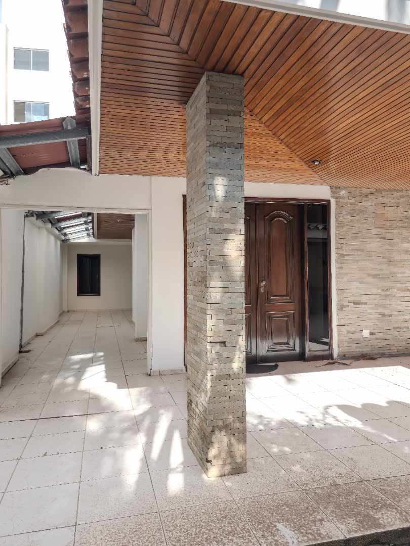Casa en Entre 1er y 2do anillo Norte en Santa Cruz de la Sierra 4 dormitorios 4 baños 3 parqueos Foto 5