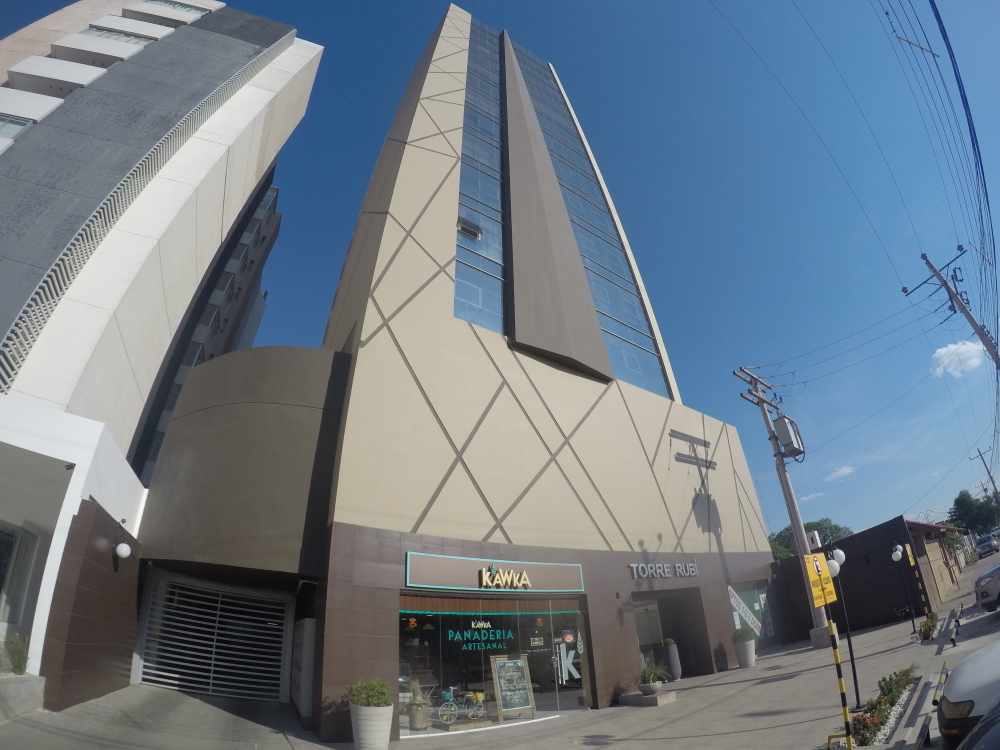 Oficina Torre Rubí [Av. Beni y 4to. Anillo], Oficina amplia dúplex en alquiler, con parqueo techado. 
[700$us. Facturado, Expensas incluidas] Apto para oficinas de bajo tráfico.  Foto 1