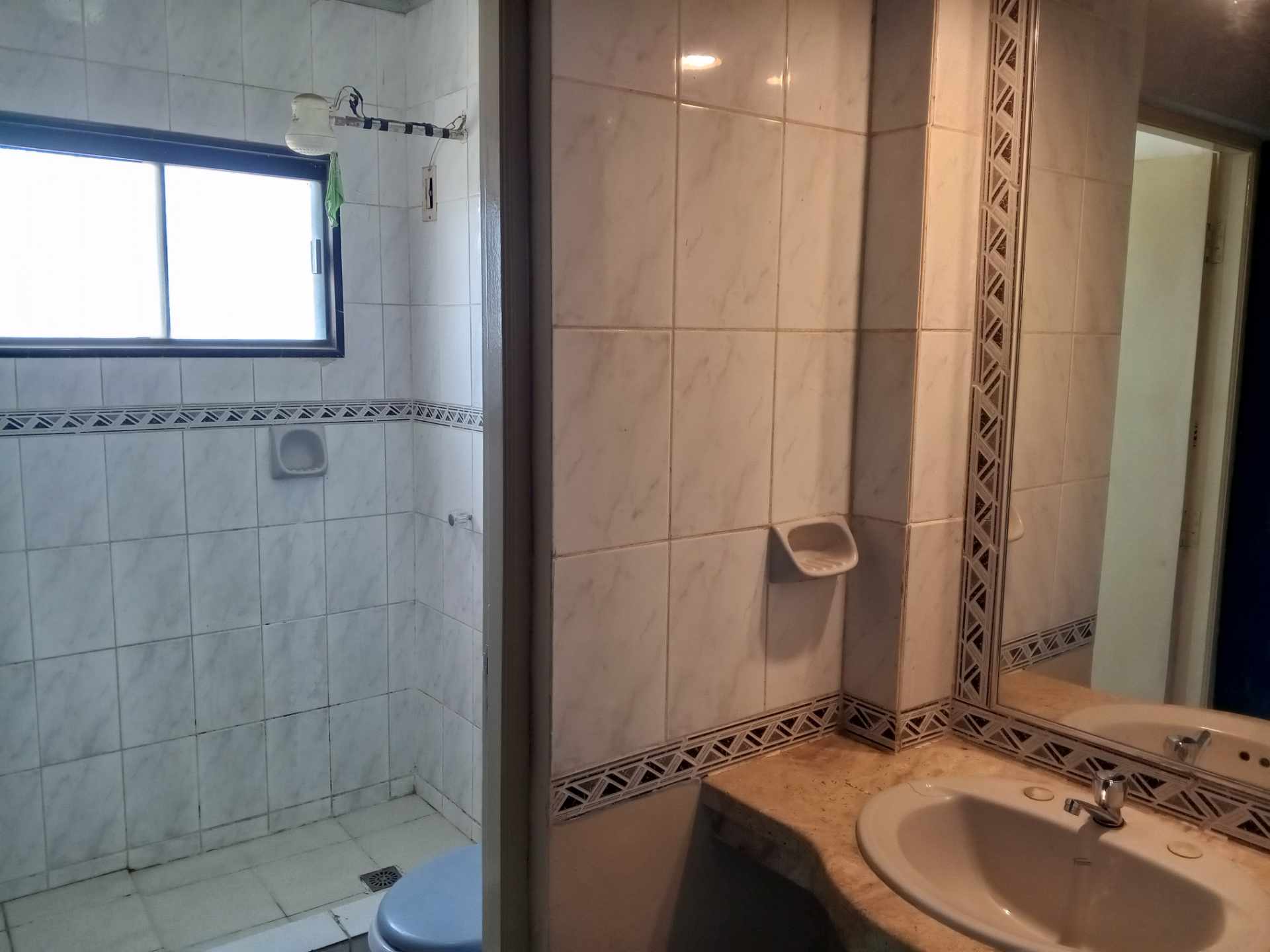 Departamento en Venta[CONDOMINIO LIMCO 1| SOBRE 4TO. ANILLO BARRIO GUARACACHI, ENTRE AV. BRASIL Y AV. VIRGEN DE COTOCA] DEPARTAMENTO EN VENTA DE 2 DORMITORIOS CON DEPENDENCIAS Y PARQUEO DESCUBIERTO Foto 4