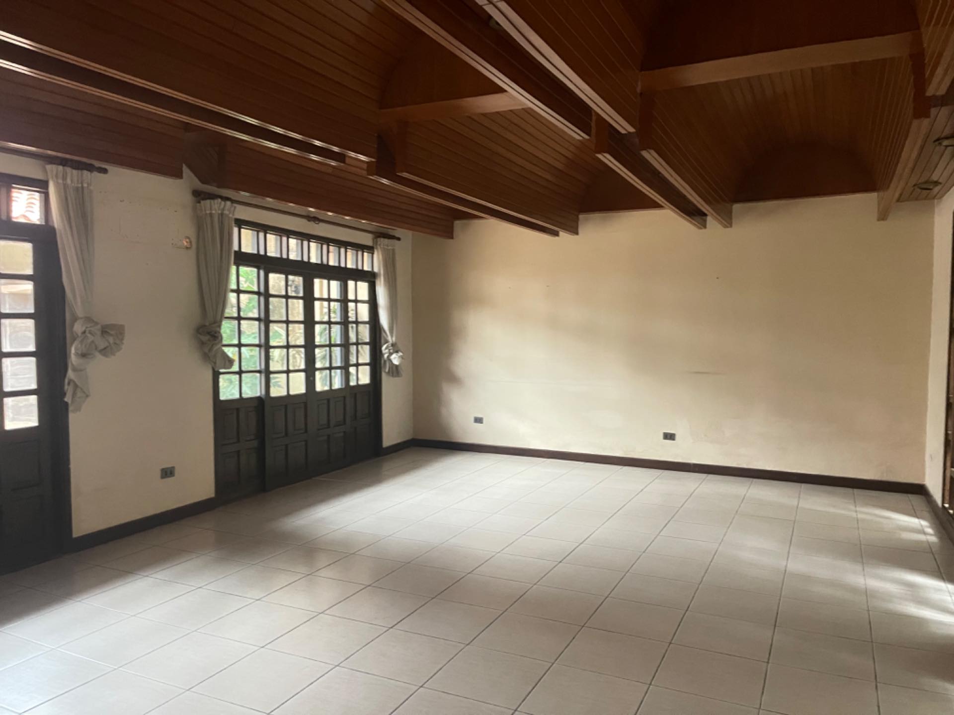 Casa Av Los Cusis zona Norte entre Beni y Banzer Foto 6