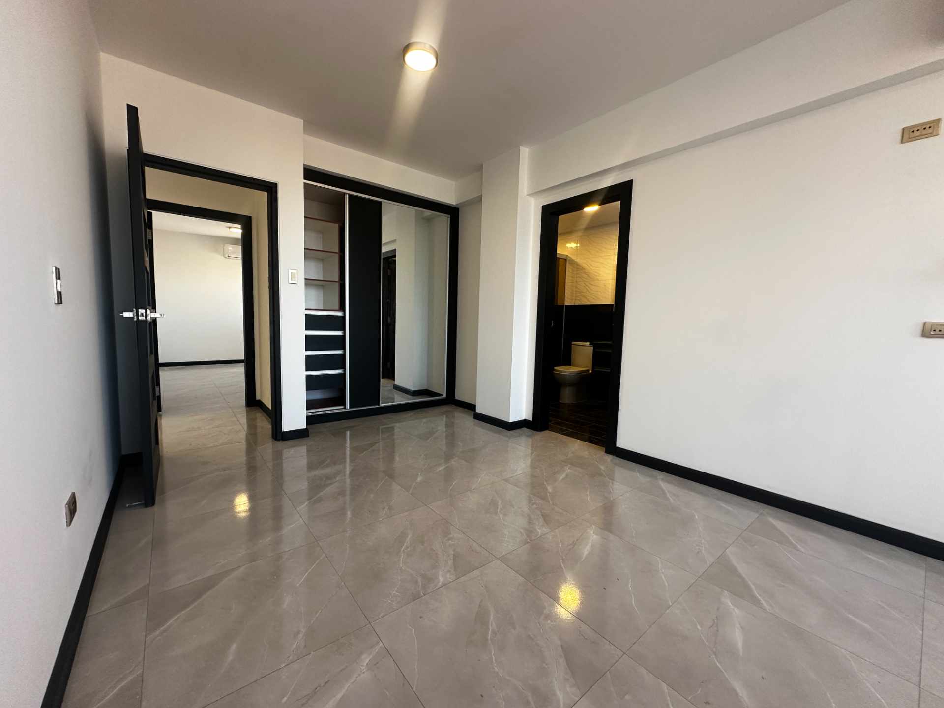 Departamento en AlquilerTorre Magenta - Calle Itenez Nro. 42, a media cuadra de la Av. Trinidad, entre 2do. y 1er. Anillo
 2 dormitorios 3 baños 1 parqueos Foto 7