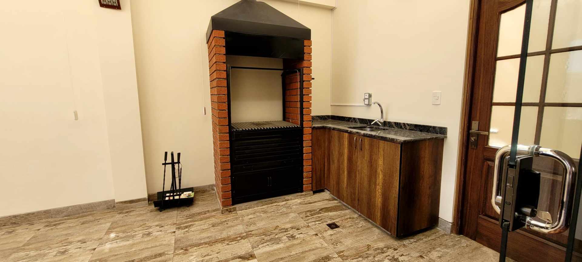 Casa en Alquiler
Hermosa y moderna casa en  alquiler en Achumani 3 dormitorios 4 baños 3 parqueos Foto 15