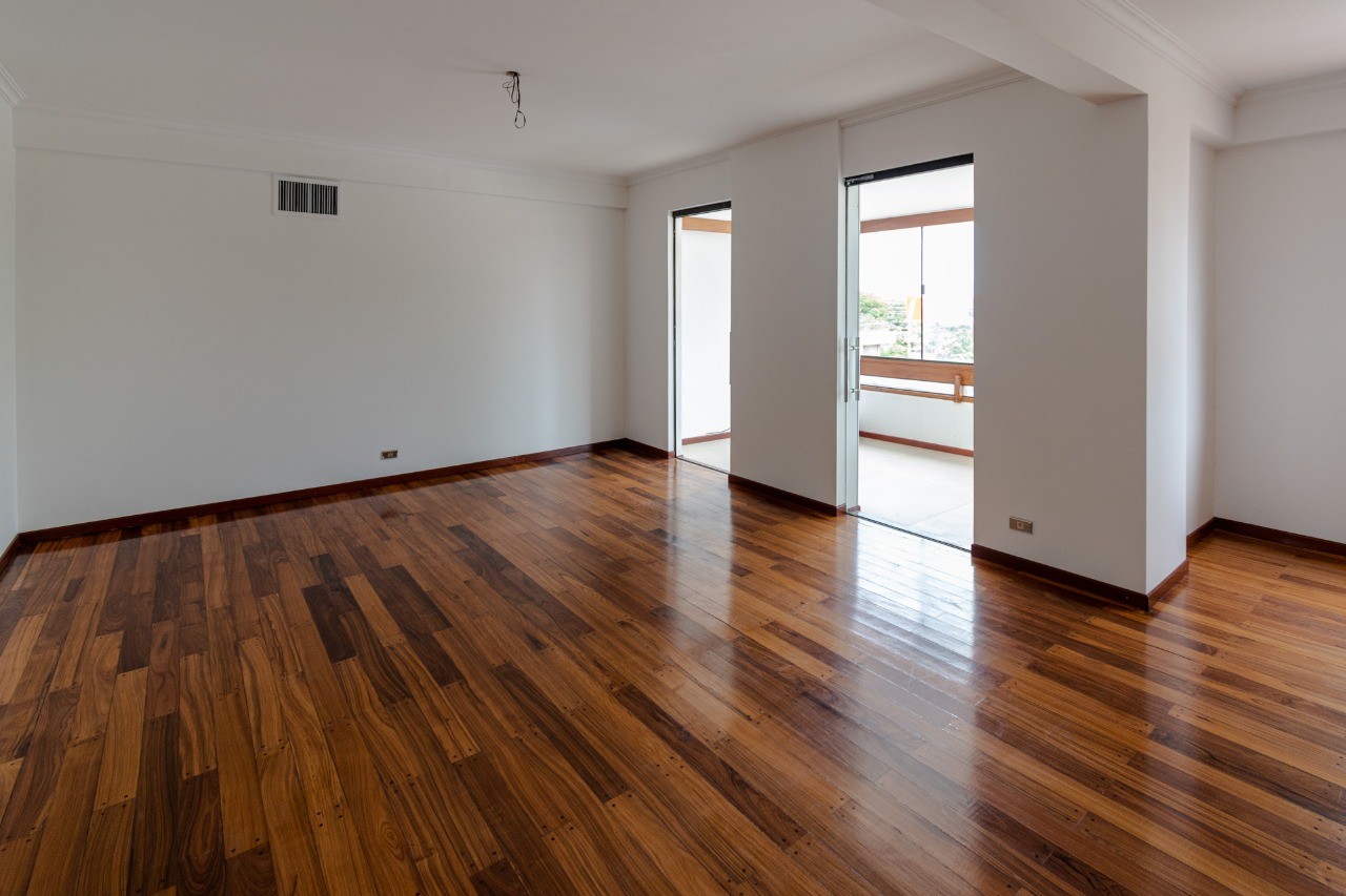 Departamento en VentaCONDOMINIO ARANJUEZ 
En pleno corazón empresarial Av. San Martín esquina calle I Este. 4 dormitorios 3 baños 2 parqueos Foto 4