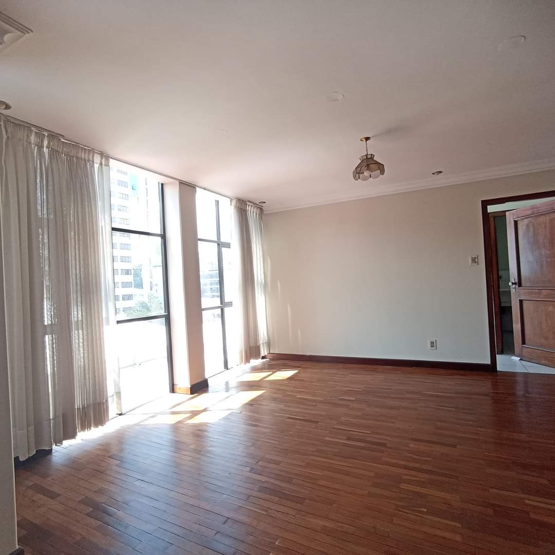 Departamento en Obrajes en La Paz 3 dormitorios 4 baños 1 parqueos Foto 7