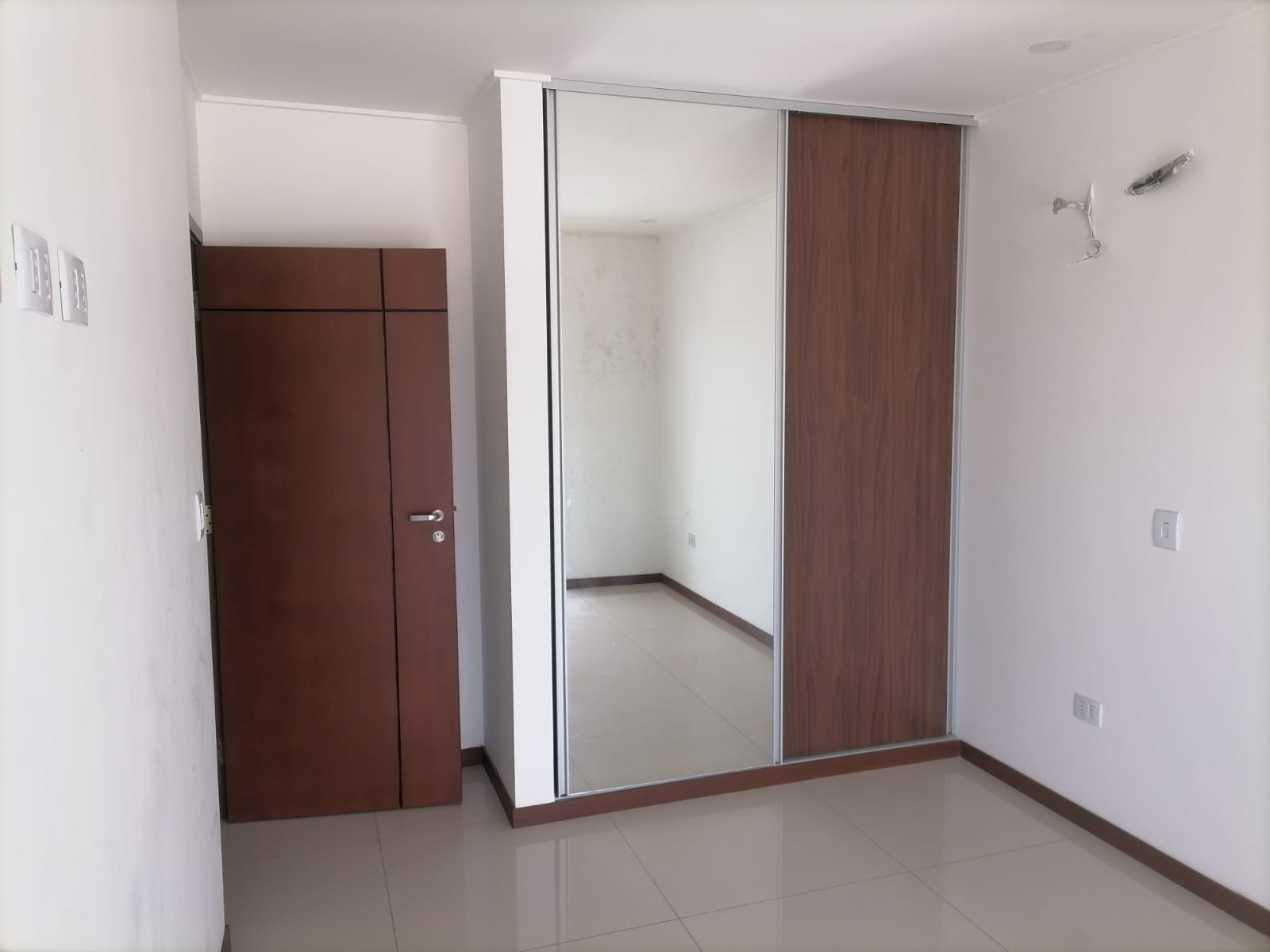Casa en VentaCALLE FCO BERNACHI  entre Av. Centenario y Av. Roca Coronado 3 dormitorios 3 baños 2 parqueos Foto 4