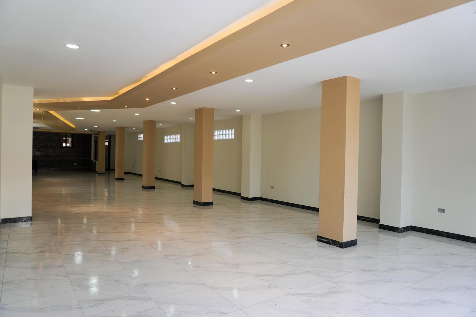 Local comercial en Sudoeste en Cochabamba  1 baños  Foto 2