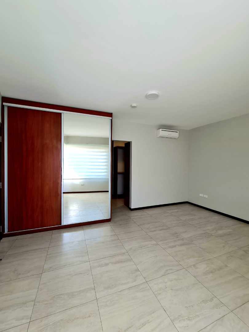 Casa en VentaZona Norte
CONDOMINIO FLORENCIA 
(Remodelada)
(5to y 6to anillo) 
nuevo precio 3 dormitorios 4 baños 3 parqueos Foto 23