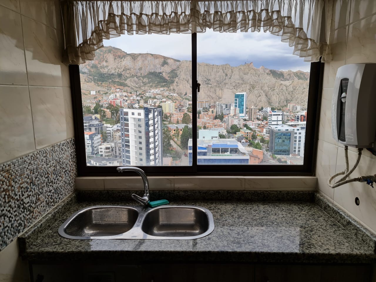 Departamento en Calacoto en La Paz 2 dormitorios 2 baños  Foto 3