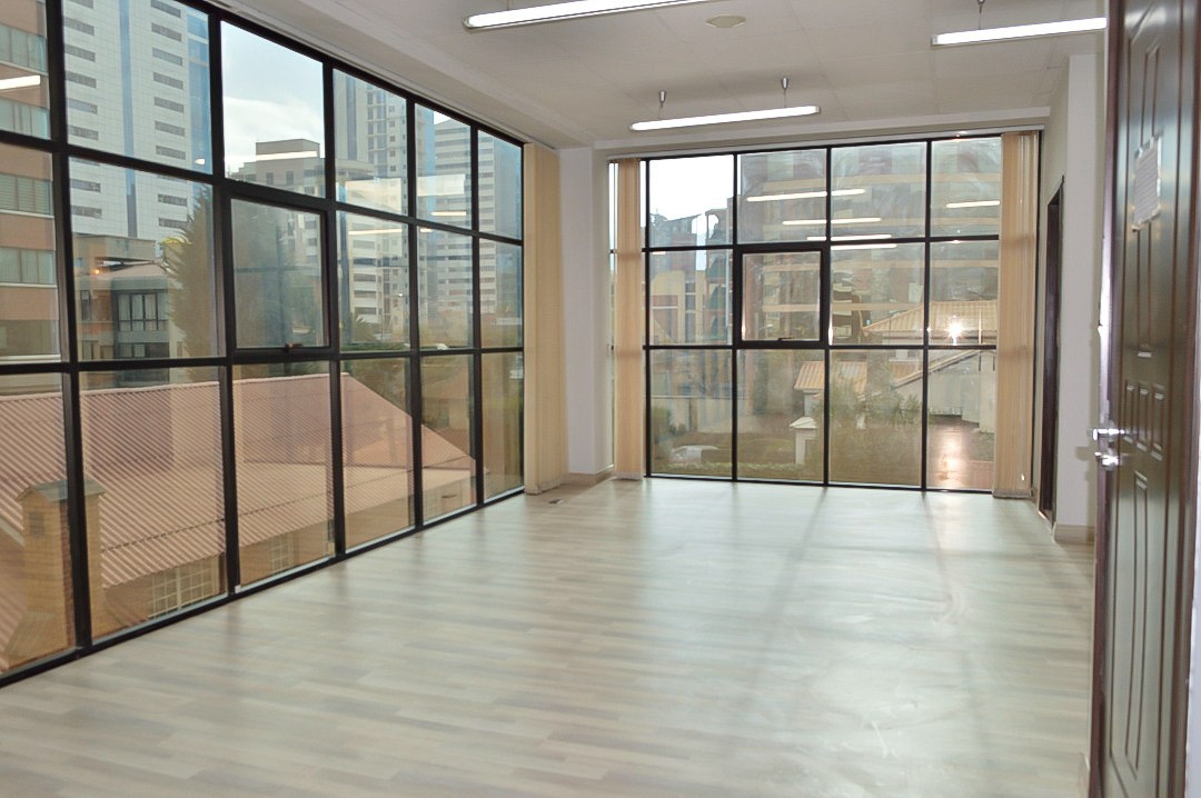 Oficina en Alquiler<b>OFICINA DE 120 M2. EN ALQUILER, EDIFICIO EMPRESARIAL EN CALACOTO</b> 2 dormitorios 3 baños 1 parqueos Foto 1