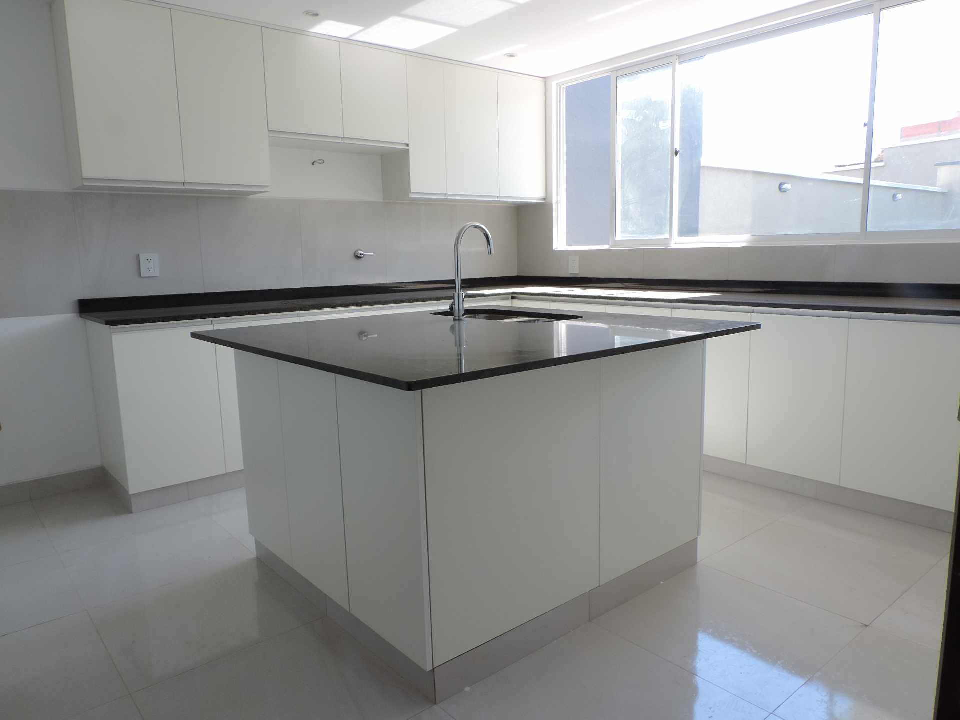 Casa Calle 4 y 7 Urbanización El PEDREGAL - Zona Alto Calacoto (Final Av. Costanera) Foto 6