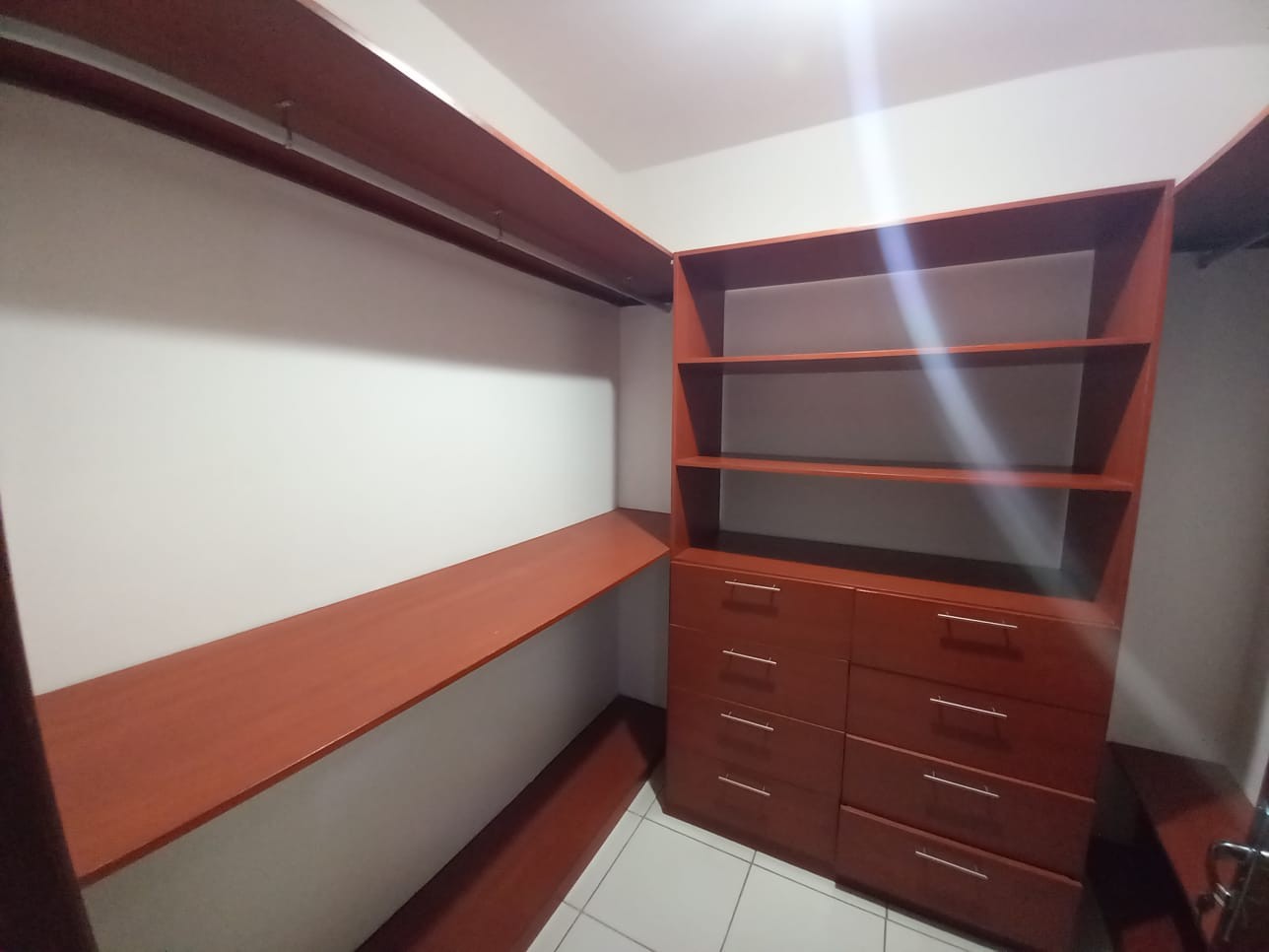 Casa en Alquiler5to. anillo Beni y Banzer 4 dormitorios 4 baños 2 parqueos Foto 9