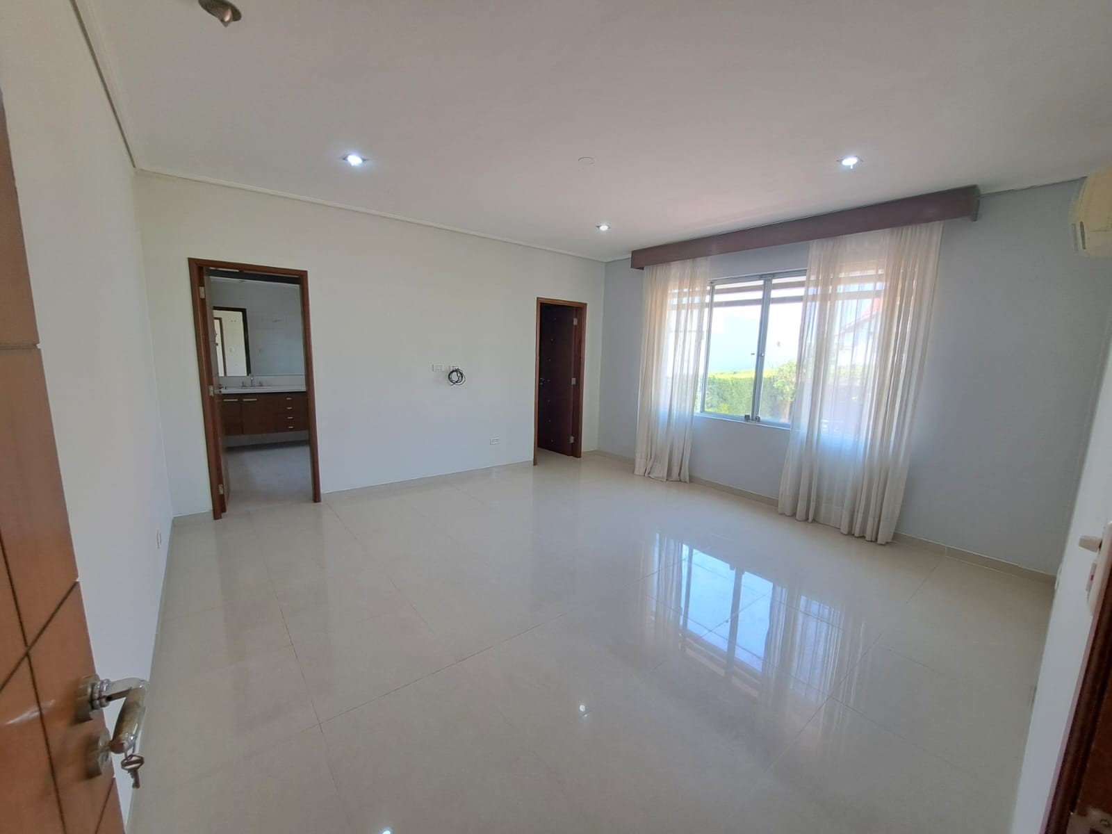 Casa en Urubó en Santa Cruz de la Sierra 5 dormitorios 5 baños 2 parqueos Foto 13