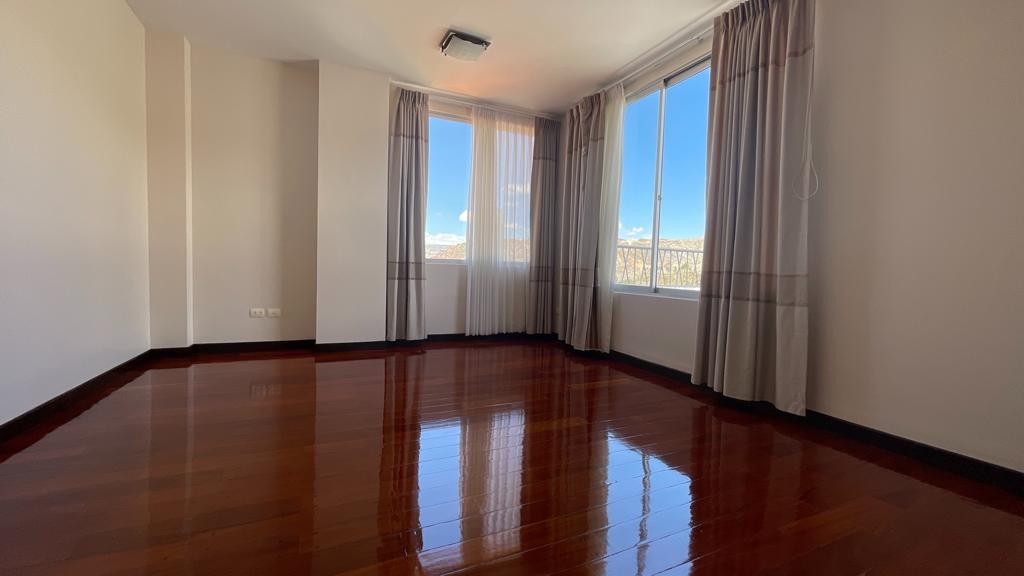 Departamento en AlquilerPENTHOUSE CON TERRAZA PRIVADA EN ALQUILER EN ACHUMANI 4 dormitorios 6 baños 2 parqueos Foto 13