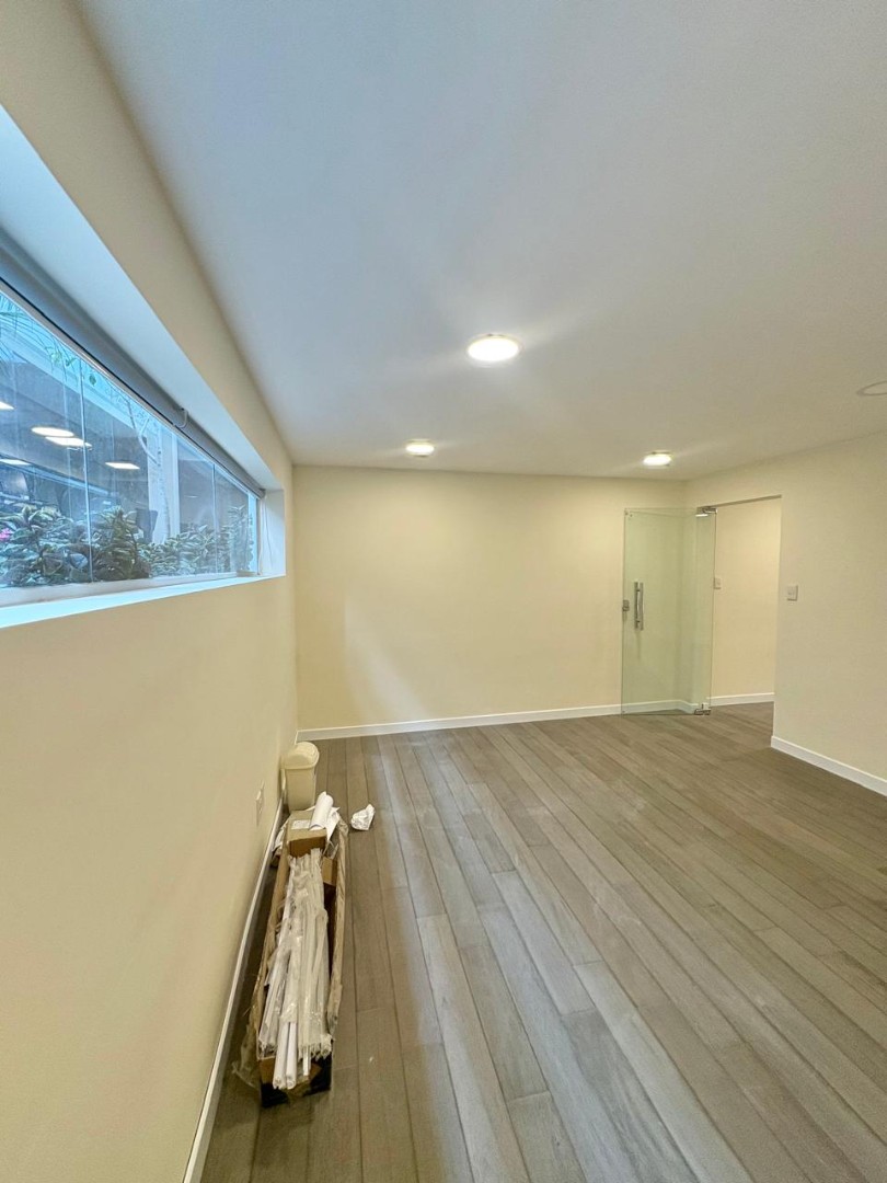 Oficina en AlquilerAlquiler Moderna Oficina con
 Local Comercial, Calacoto  4 dormitorios 1 baños 1 parqueos Foto 5